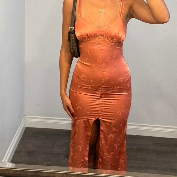 dresses - Picture 3 of 6